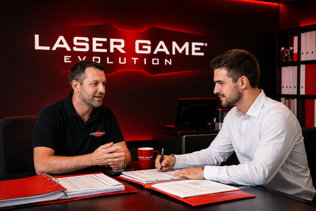 Entrepreneur signant son contrat de franchise Laser Game Evolution pour investir dans un centre de laser game.